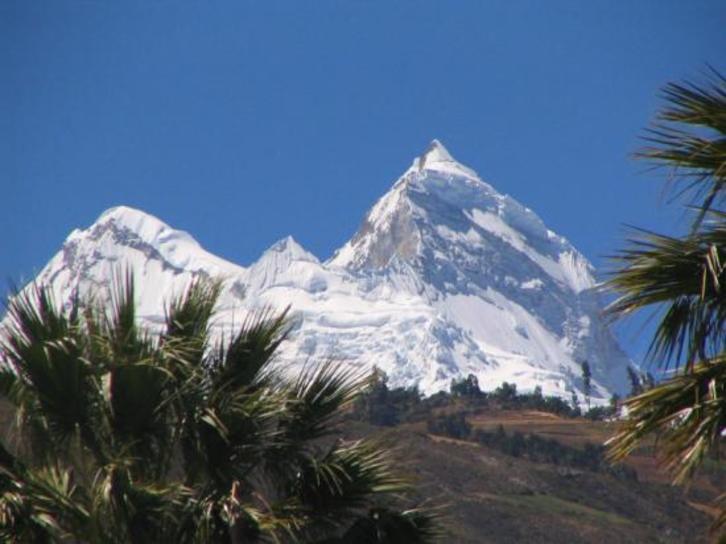 Imagen del nevado Caraz que escalaban los fallecidos (NAIZ)