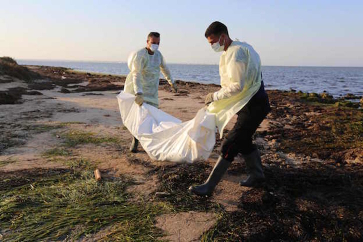 Rescate del cadáver de un migrante ahogado en las costas de Túnez. (FATHI NASRI / AFP)