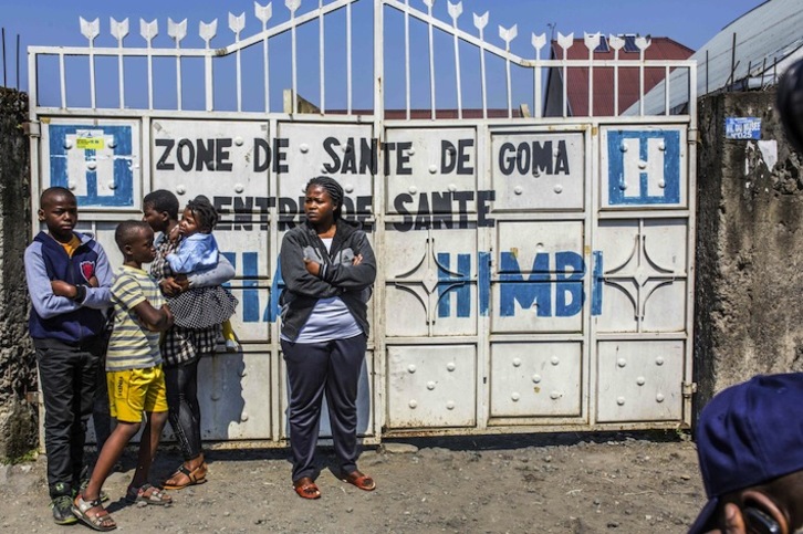 Residentes de Goma esperan para ser vacunados. (Pamela TULIZO / AFP)