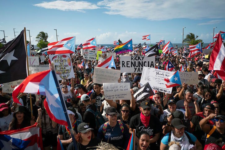 Un momento de la multitudinaria movilización que recorrió las principales calles de San Juan para pedir la dimisión del gobernador Roselló. (Eric ROJAS/AFP)