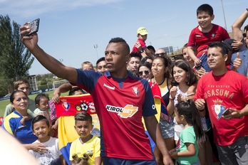 Estupiñán se saca un selfie con la afición rojilla (Iñigo URIZ / FOKU)