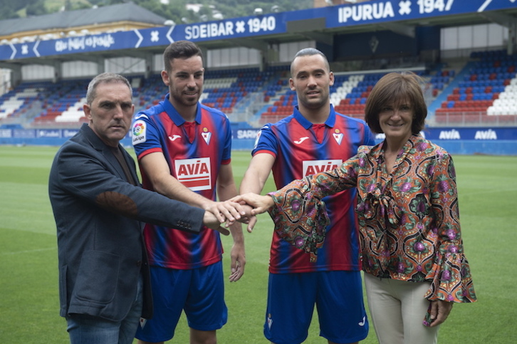 Expósito y González entre Garagarza y Gorostiza, ayer en Ipurua. (Jon URBE/FOKU)