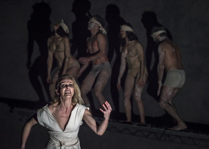 Un momento de la obra ‘Antigona’ de La Ferroviaria. (NAIZ)