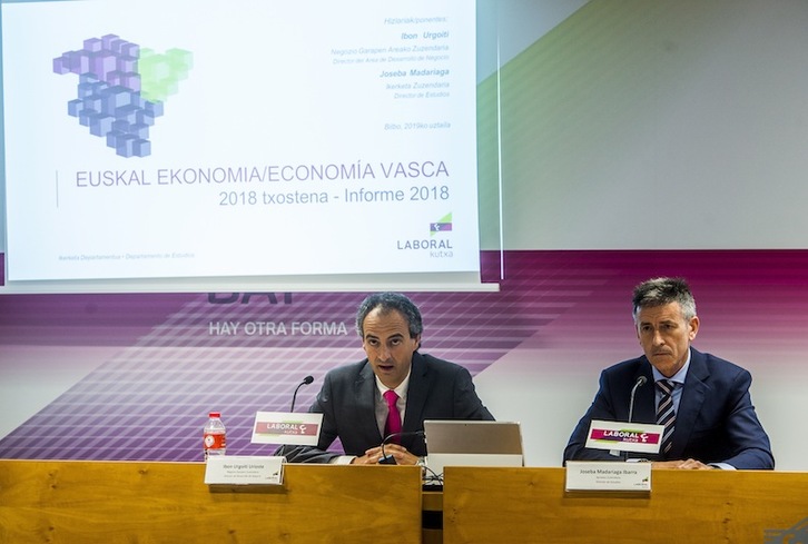 Ibon Urgoiti, Laboral Kutxako Negozio Garapenerako zuzendaria eta Joseba Madariaga, Laboral Kutxako Ikerketa Departamentuko zuzendaria.(Luis JAUREGIALTZO/FOKU)