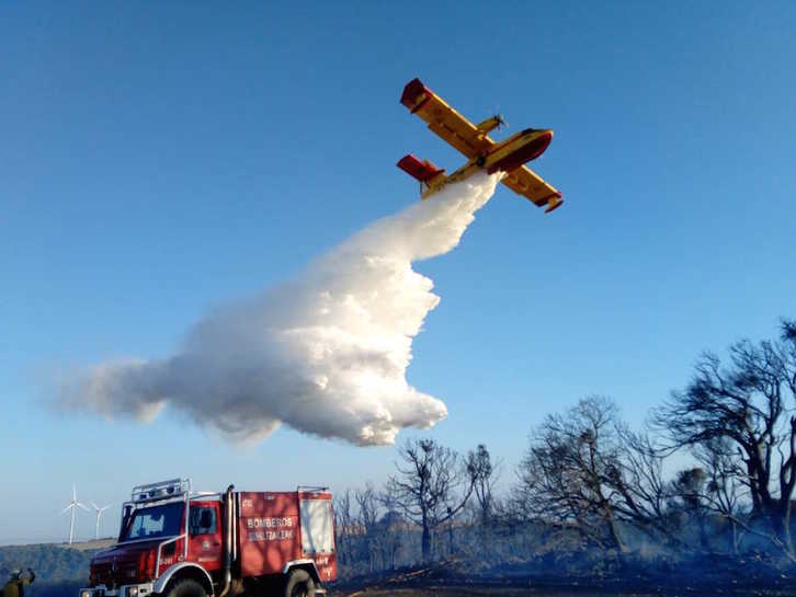 Un avión arroja agua sobre el incendio. (Gobierno de Nafarroa)