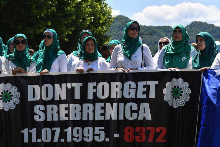 Familiares recuerdan la masacre de Srebrenica en el memorial de Potocari el pasado 11 de julio con motivo de la identificación de 33 nuevos cadáveres. (Elvis BARUKCIC/AFP)
