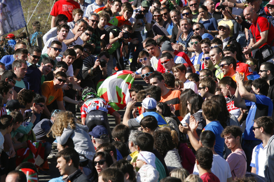 2015. urteko Euskal Herriko Itzulian Zumarragan jasotako irudia. Txurruka, zaleek besarkatuta. 