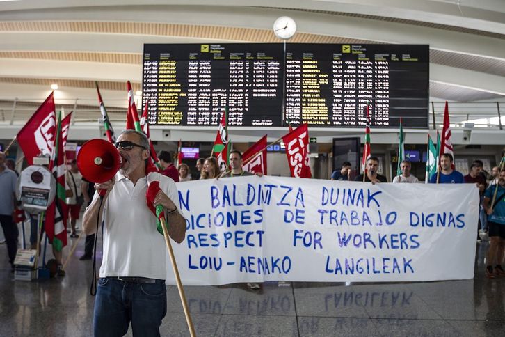 Protesta de los trabajadores del aeropuerto de Loiu el pasado domingo. (Luis JAUREGIALTZO | FOKU)
