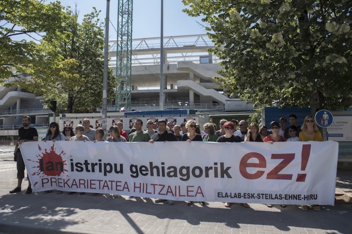 Los representantes sindicales se han concentrado a las puertas del estadio de Anoeta.(Juan Carlos RUIZ/FOKU)