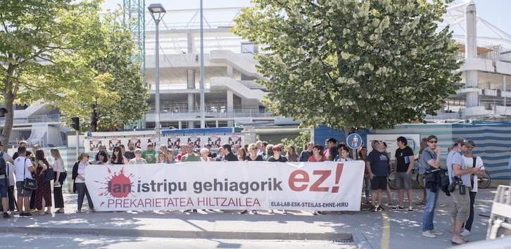 Concentración por el accidente de esta semana en Anoeta. (Juan Carlos RUIZ / FOKU)