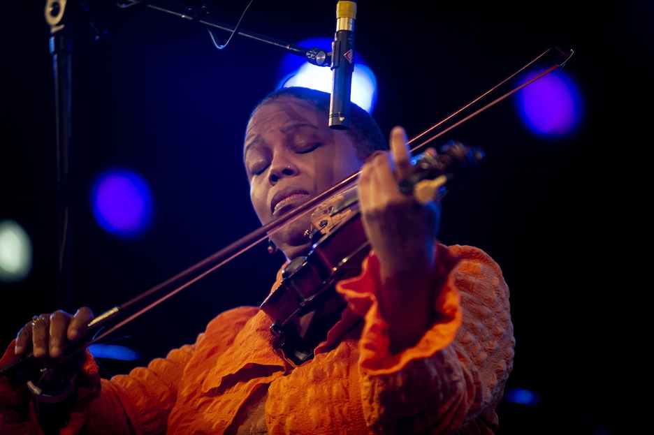 Regina Carter, sobre el escenario de Jazzaldia. (Jaizki FONTANEDA / FOKU) Regina Carter, sobre el escenario de Jazzaldia. (Jaizki FONTANEDA / FOKU)