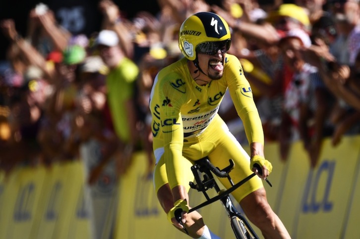 Alaphilippe nekatuta baina pozik iritsi da helmugara (Jeff PACHOUD / AFP)