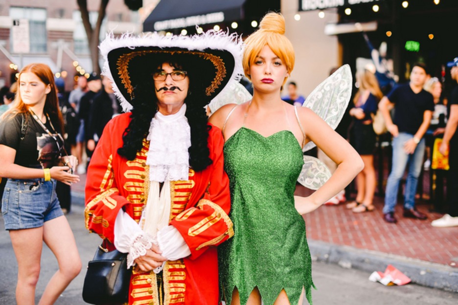 El Capitán Garfio y Campanilla, personajes de ‘Peter Pan’. (Matt WINKELMEYER / AFP)