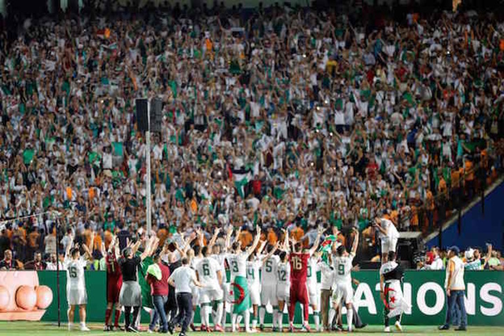 Los jugadores de Argelia celebran el título con sus aficionados. (KHALED DESOUKI / AFP)