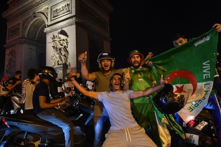 Jóvenes celebran el triunfo de Argelia en París. (Bertrand GUAY/AFP)