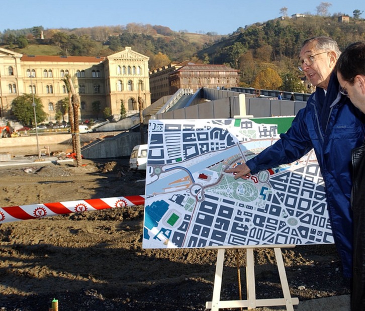 El arquitecto en 2002, durante una visita a las obras de Abandoibarra.(Jon HERNAEZ / FOKU)