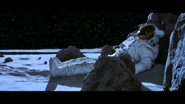 Tommy Lee Jones observa la Tierra desde la Luna en 'Space Cowboys': (WARNER)