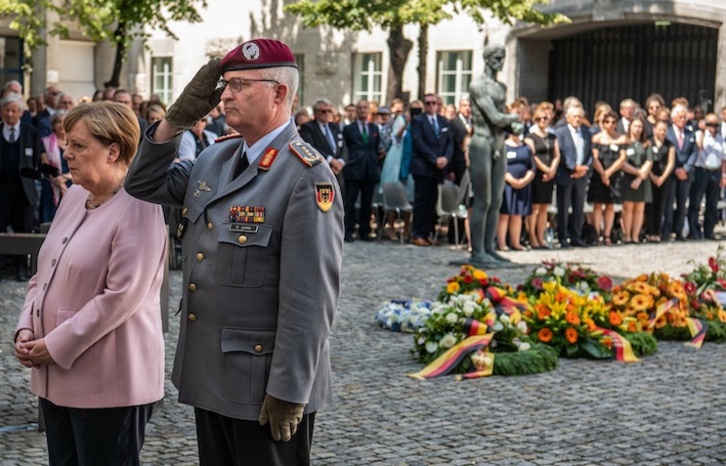 Merkel homenajeó a los miembros de la conjura militar que intentó acabar con la vida de Hitler. (John MACDOUGALL/AFP)