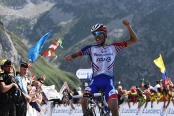 Thibaut Pinot garaipena ospatzen (Anne-Christine POUJOULAT / AFP)