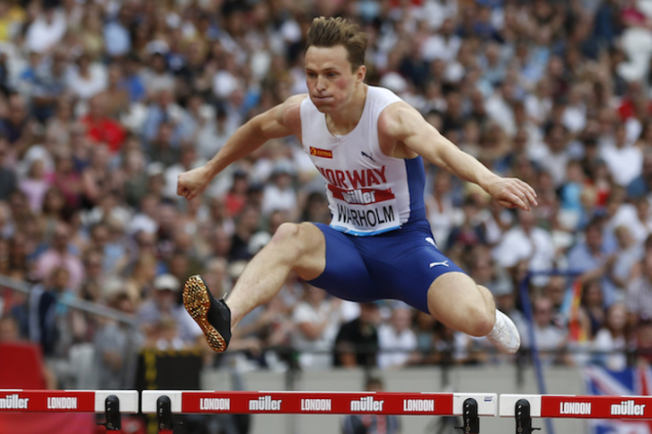El noruego Karsten Warholm durante la prueba de 400 metros vallas. (IAN KINGTON/AFP)