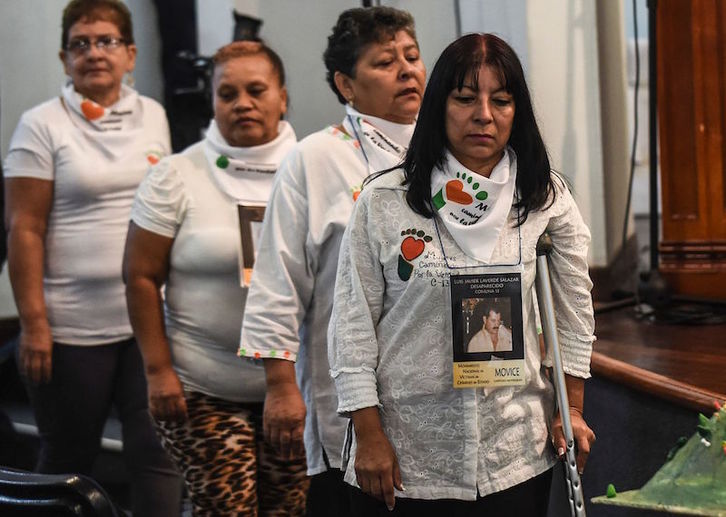 Familiares de desaparecidos en la Operación Orion, llevada a cabo por militares en la Comuna 13 de Medellín en 2002, en una audiencia especial de la Jurisdicción Especial para la Paz el pasado día 17. (Joaquín SARMIENTO/AFP)