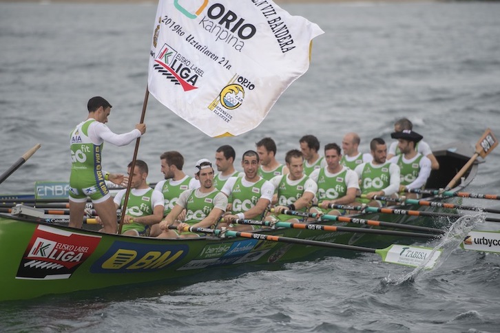 Hondarribia luce la bandera que tan brillantemente ha ganado en Orio. (Juan Carlos RUIZ / FOKU)