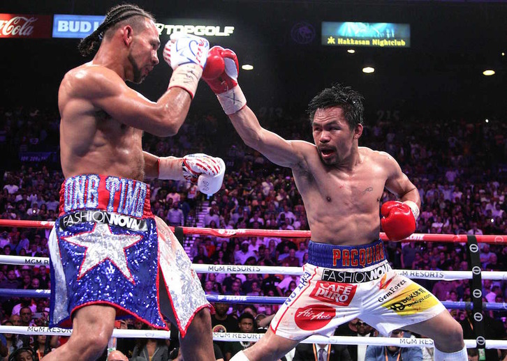 El estadounidense Thurman ante Pacquiao en Las Vegas. (John GURZINSKI / AFP)