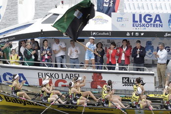 La tripulación de Santurtzi celebra la consecución de la segunda bandera de la temporada (Aritz LOIOLA / FOKU)