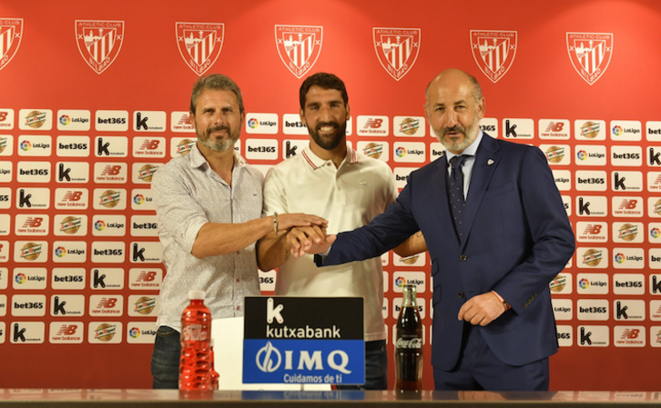 Alkorta y Elizegi con Raúl García. (@AthleticClub)