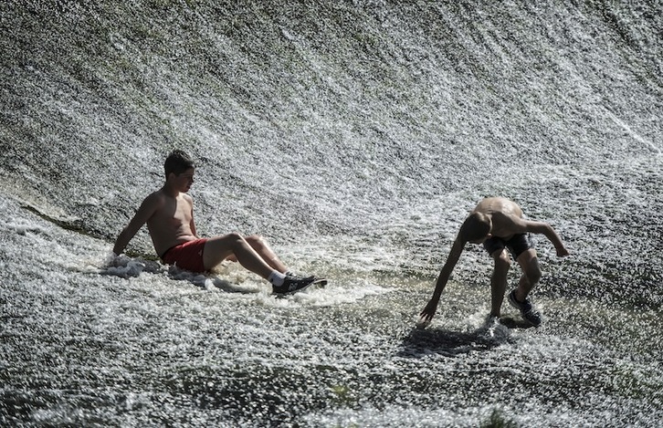 Jóvenes se refrescan en un río en la anterior ola de calor que abrió el verano. (Jagoba MANTEROLA | FOKU)
