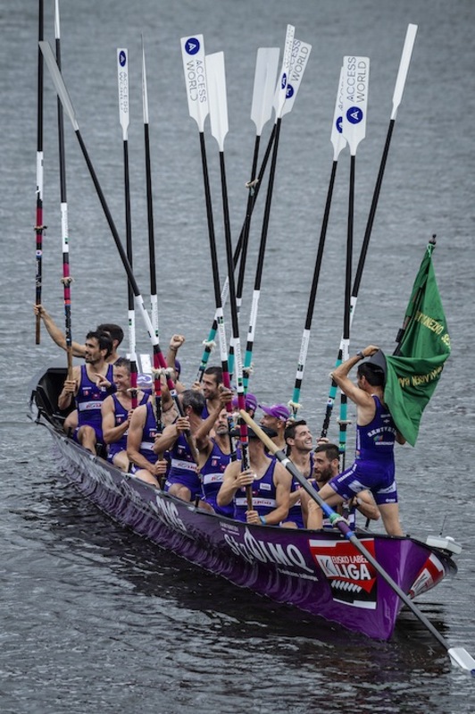 La tripulación de Santurtzi celebra la consecución de la segunda bandera de la temporada (Aritz LOIOLA / FOKU)