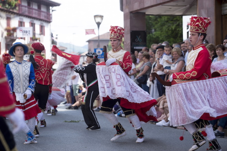 Dantzariek ere partu hartu dute desfilean. (Iñigo URIZ/FOKU)