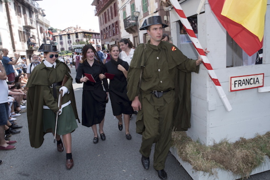 Guardia Zibilak muga jarri du Elizondoko kaleetan. (Iñigo URIZ/FOKU)