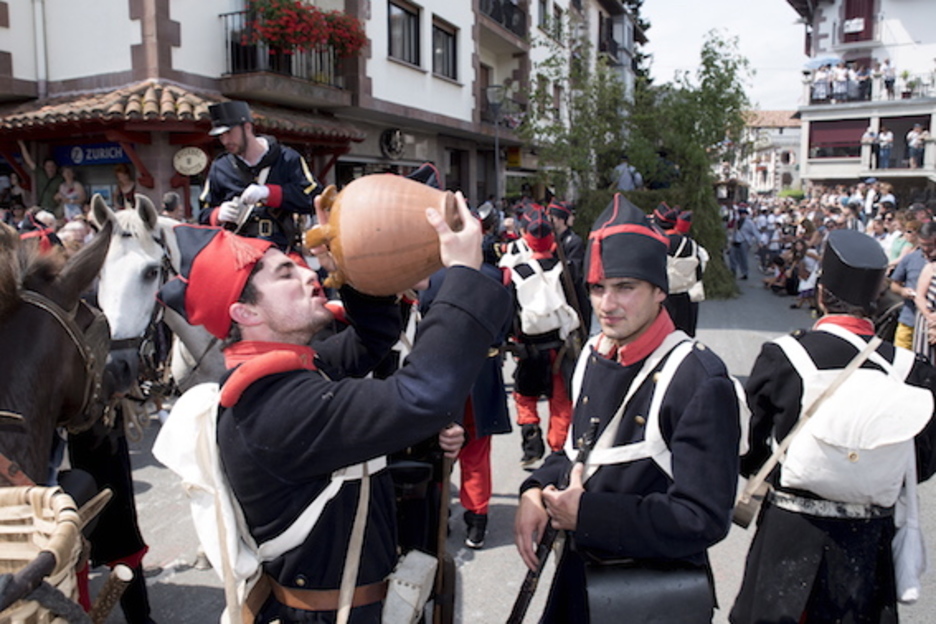 Beroari aurre egin diote desfilean parte hartu dutenek. (Iñigo URIZ/FOKU)