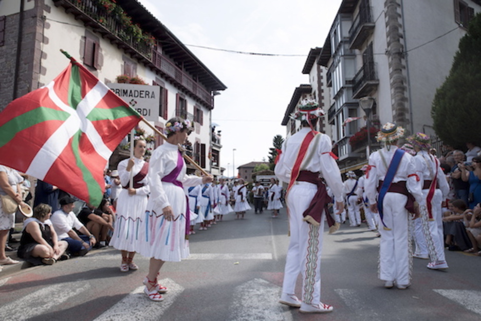 Herrietako biztanleek egindako karrozak ikusi dira. (Iñigo URIZ/FOKU)ra