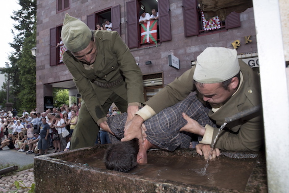 Herritarrek egindako karrozak ikusi dira Elizondon. (Iñigo URIZ/FOKU). 