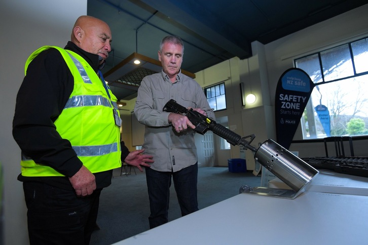Hasta el momento, la Policía neozelandesa ha recogido 3.275 fusiles y armas similares. (Dave LINTOTT | AFP)