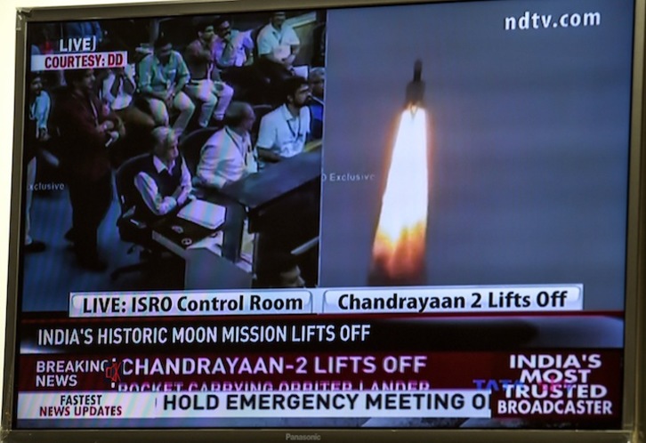 Una captura de televisión muestra el lanzamiento del Chandrayaan 2 en el Centro Espacial de Satish Dhawan. (Prakash SINGH | AFP)