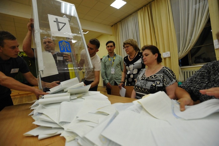 El recuento de las elecciones del domingo en Ucrania ha llegado al 57%. (Sergei CHUZUKOV/AFP PHOTO)