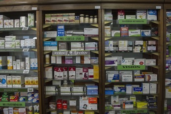 Novaltia reparte medicamentos a su red de farmacias asociadas. (Jon URBE | FOKU)