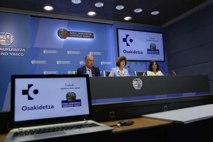 Juan Luis Diego, Nekane Murga y Pilar Uriarte han presentado la OPE de Osakidetza. (Endika PORTILLO/FOKU)