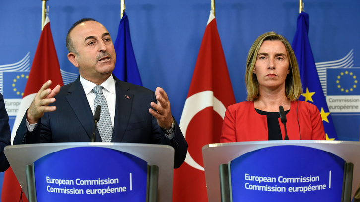 Mevlüt Çavusoglu y Federica Mogherini, en una imagen de archivo. (John THYS / GETTY IMAGES / AFP)