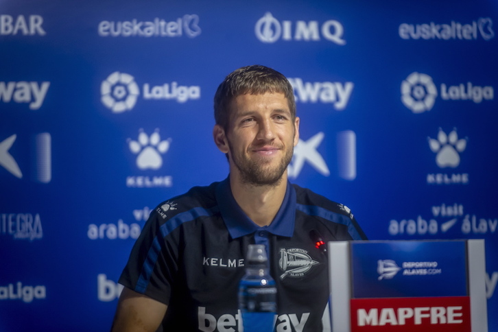 Brasanac, durante su presentación como jugador del Alavés la pasada campaña. (Jaizki FONTANEDA / FOKU)