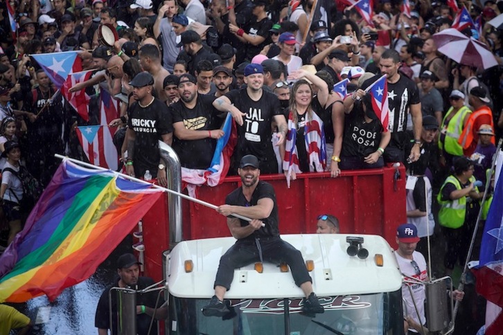 Ricky Martin encabeza, con artistas y deportistas, la manifestación contra el gobernador Roselló. (Eric ROJAS / AFP)