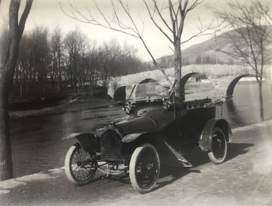 Coche junto al río Arga. Tomada entre 1910 y 1936. (José MARTÍNEZ BERASÁIN)
