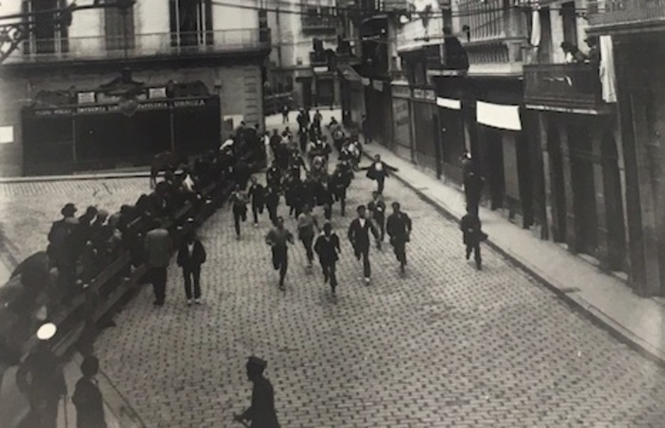 El encierro, a su paso por Mercaderes. Tomada entre 1910 y 1936. (José MARTÍNEZ BERASÁIN)