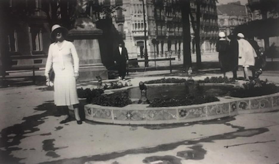 Pequeño estanque situado ante el actual Parlamento de Nafarroa en el paseo de Sarasate, 1930. (José BELZUNCE)