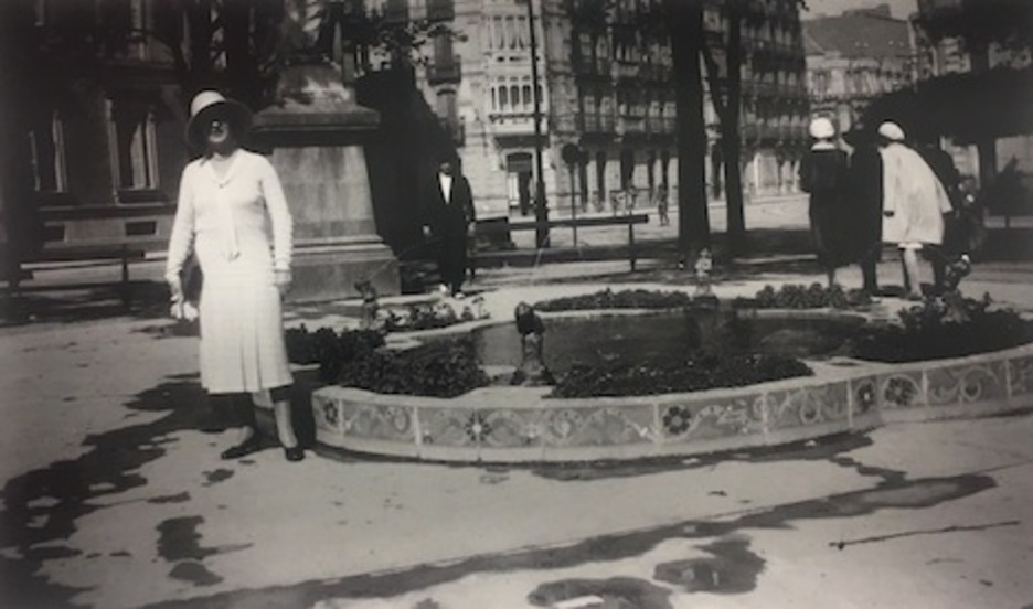 Pequeño estanque situado ante el actual Parlamento de Nafarroa en el paseo de Sarasate, 1930. (José BELZUNCE)