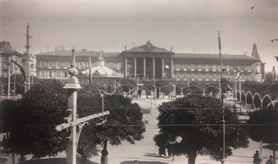 Vista de la plaza del Castillo, 1930. (José BELZUNCE)