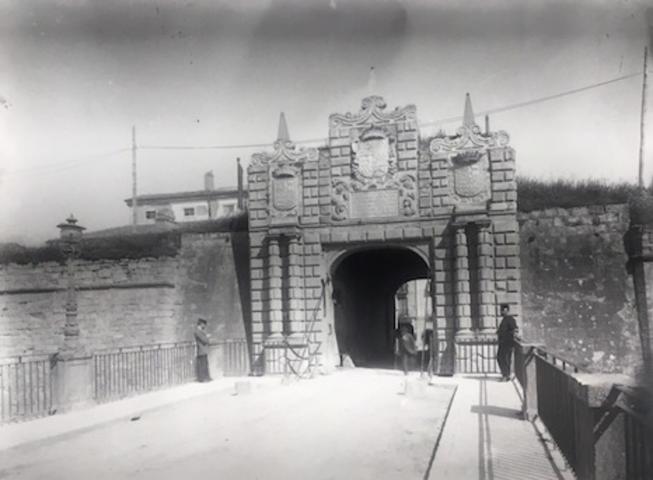 Puerta de San Nicolás en las murallas de Iruñea. Tomada entre 1891 y 1907. (Julio ALTADILL)